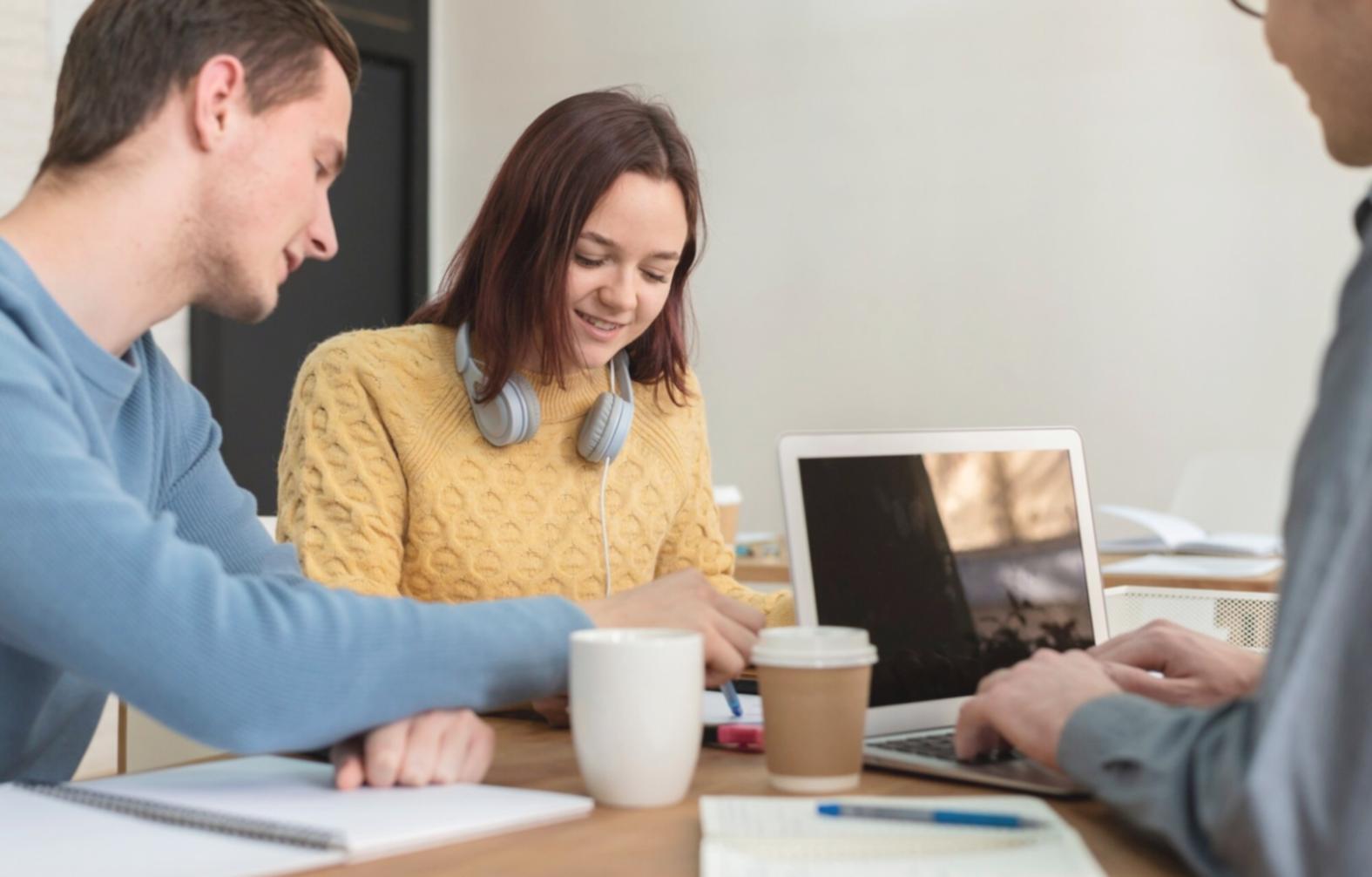 Profesionales trabajando en análisis comparativo de empresas